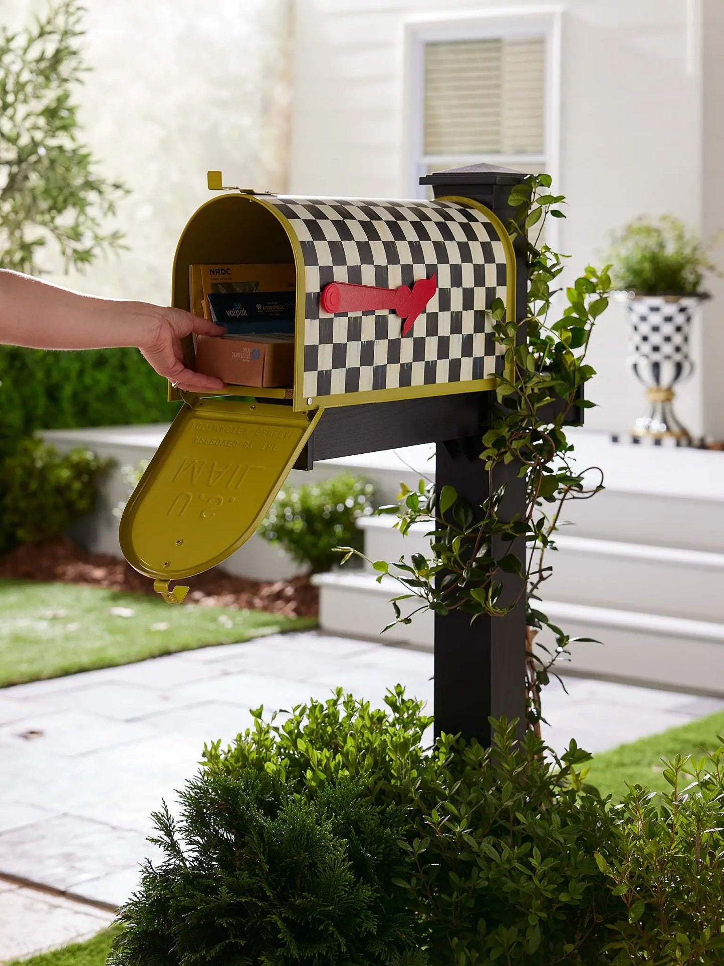 Courtly Check Mailbox